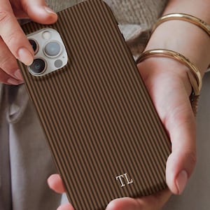 Personligt randigt telefonskal med egna initialer, iPhone 17 16 15 14 13, Presentkort, Anpassad julklapp till vänner, Espressobrun