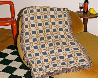 Manta tejida de patchwork, manta de algodón a cuadros, tapiz de pared para decoración del hogar, hogar ecléctico, estampado cuadrado, azul, tonos neutros, estilo moderno de mediados de siglo.