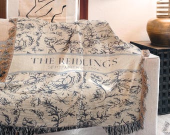 Manta tejida personalizada, regalo de aniversario de algodón para parejas, manta con nombre familiar personalizado, regalo floral Toile de Jouy para bodas y despedidas de soltera.