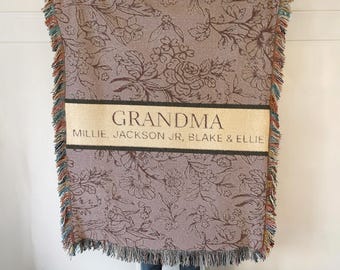 Manta tejida personalizada, regalo para el Día de la Madre para la abuela y los nietos, manta con nombre familiar personalizado, tapiz de pared Toile de Jouy floral morado.