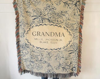 Manta tejida personalizada, regalo para el Día de la Madre para la abuela y los nietos, manta con nombre familiar personalizado, tapiz de pared azul con estampado floral Toile de Jouy.