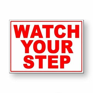 Puede incluir: Un cartel rectangular blanco con borde rojo y el texto "WATCH YOUR STEP" en letras rojas grandes.