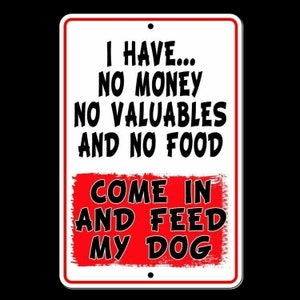 No tengo dinero ni objetos de valor y no hay comida que entre y alimente a mi perro con letrero de metal