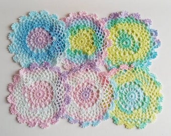 Juego de posavasos de ganchillo de 6 Ombre de 5 pulgadas / 13,5 cm. Tapetes hechos a mano, flores de crochet.