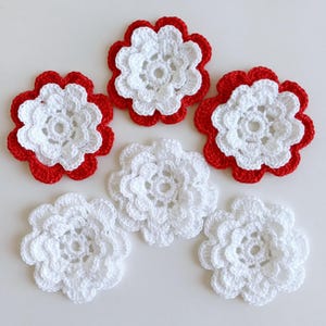 Set di 3 fiori all'uncinetto. Applicazioni di fiori in pizzo, motivo floreale 3D. Fiori all'uncinetto a mano a 3 strati. 5 cm.