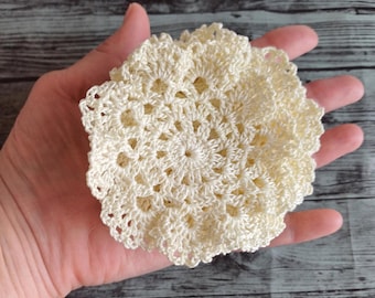 Ecru gehaakt kleedje: handgemaakte kantappliqué (3,1"/8 cm)
