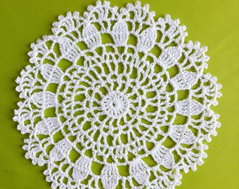 Weißes Häkeldeckchen. Handgemachte Tischdekoration.Wohnkultur.Mittelstück 14 cm Häkeldeckchen