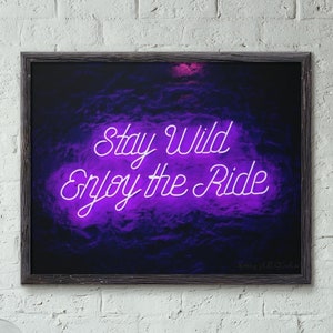 Manténgase salvaje Disfrute de The Ride Print, Good Vibes Neon Wall Art Print, Neon Effect Art Print, Purple Neon Print, Neon Print Poster