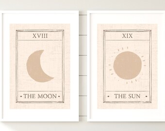 Peut inclure: Deux impressions encadrées sur fond beige. L'impression de gauche représente un croissant de lune avec le chiffre romain XVIII et le texte "THE MOON". L'impression de droite représente un soleil avec le chiffre romain XIX et le texte "THE SUN".