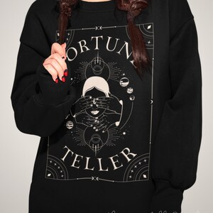 Felpa Fortune Teller, Abbigliamento Estetico Stregone, Camicia Spirituale, Witchy Vibes Psychic Lover, Tarocchi Cards Psychic Reading Shirt