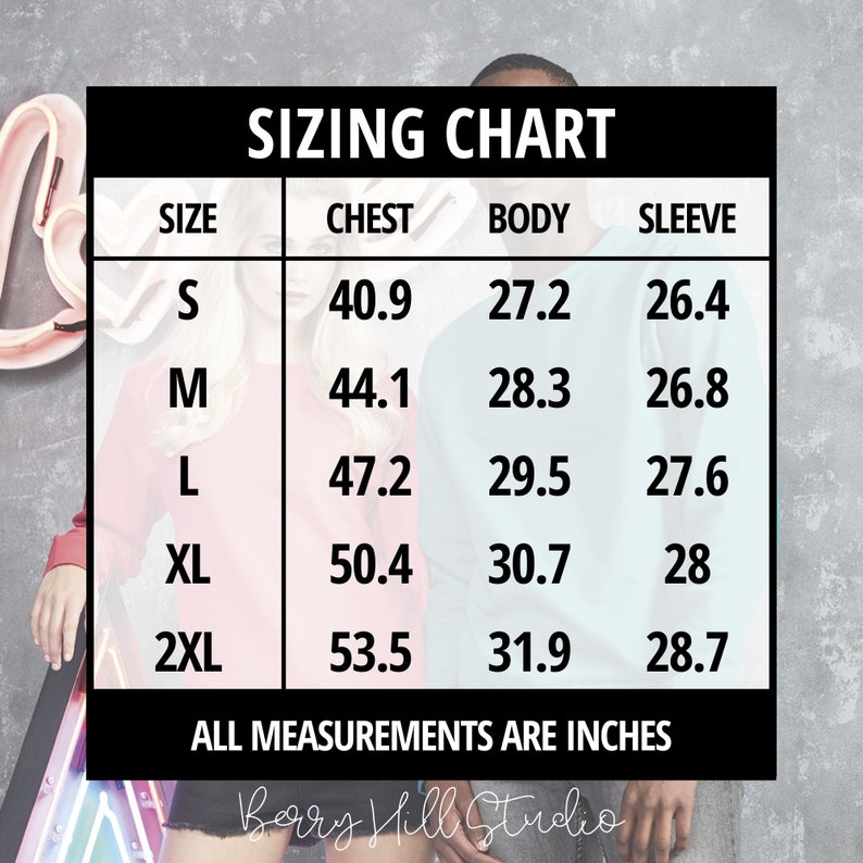 Pu&ograve; includere: Tabella delle taglie per abbigliamento con misure in pollici per petto, corpo e manica. Le taglie includono S, M, L, XL e 2XL.