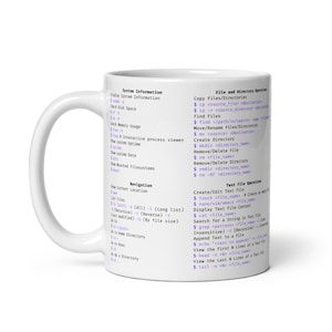 Puede incluir: Taza de cerámica blanca con un diseño en negro y morado que presenta una lista de comandos de Linux para información del sistema, navegación, operaciones de archivos y directorios, y operaciones de archivos de texto.
