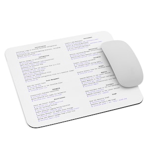 Może przedstawiać: Biała podkładka pod mysz z nakładką tekstową w kolorze fioletowym i białym. Tekst opisuje polecenia do użycia Terraform, narzędzia do zarządzania infrastrukturą jako kodem. Polecenia są zorganizowane w kategorie: Inicjalizacja, Konfiguracja, Zarządzanie stanem, Debugowanie, Różne, Środowisko, Zniszczenie, Zmienne, Wyjścia, Moduły, Dostawcy i Wykres.