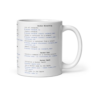 Könnte beinhalten: Eine weiße Keramiktasse mit einem blauen und schwarzen Design. Die Tasse zeigt eine Liste von Docker-Befehlen für die Netzwerkverwaltung und das Swarm-Management. Der Text auf der Tasse lautet "Docker Networking", "Docker Exec" und "Docker Swarm".