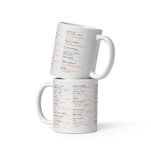 Può includere: Due tazze da caffè in ceramica bianca impilate l'una sull'altra. Ogni tazza è ricoperta di righe di codice in vari colori. Le tazze hanno un manico standard e una finitura lucida. Un ottimo regalo per i programmatori. Altezza circa 9,5 cm.