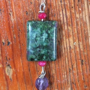 Pingente de zoisita, ametista e ágata cereja