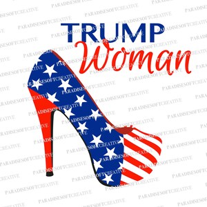 Puede incluir: Un zapato de tacón alto rojo, blanco y azul con un patrón de estrellas. El zapato tiene forma de tacón alto de mujer y tiene una suela roja. El texto "TRUMP Woman" está escrito en letras rojas y azules sobre el zapato.