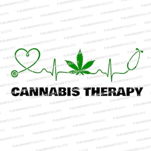 Könnte beinhalten: Grünes Cannabisblatt mit einem grünen Herzen und einem Stethoskop, das eine Herzschlaglinie bildet. Der Text "CANNABIS THERAPY" befindet sich unter der Grafik.
