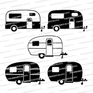 Puede incluir: Cuatro ilustraciones en blanco y negro de caravanas vintage. Las caravanas tienen un techo redondeado, una sola puerta y ventanas. Las caravanas están sobre ruedas y tienen un enganche.