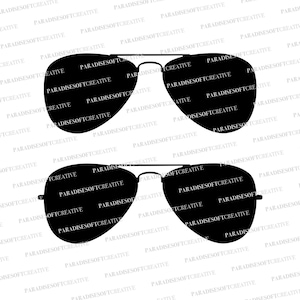 Könnte beinhalten: Eine schwarze Aviator-Sonnenbrille mit verspiegeltem Finish. Die Sonnenbrille befindet sich auf einem weißen Hintergrund.