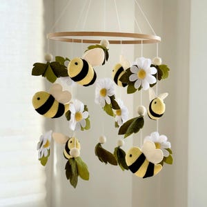 Bee Baby Mobile Crib Mobile with Bumblebees Daisies and Leaves Vintage Nursery Decor Cottagecore Baby Room Gender Neutral Mobile Baby Gift
