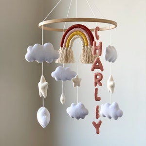 Baby mobiel kinderkamer inrichting macramé regenboog naam gepersonaliseerd kraamcadeau vilt wieg mobiel