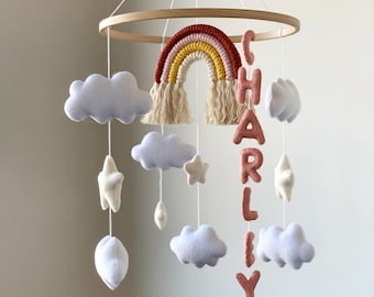 Mobile pour bébé, décoration de chambre d'enfant, nom arc-en-ciel en macramé, cadeau de baby shower personnalisé, mobile de berceau en feutre