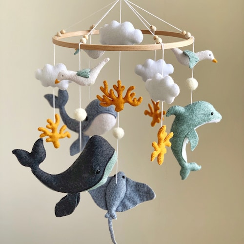 Mobile pour bébé baleine, décoration de chambre d'enfant, mobile de chambre d'enfant nautique, cadeau de baby shower, mobile de lit de bébé suspendu, dauphin, mer, océan