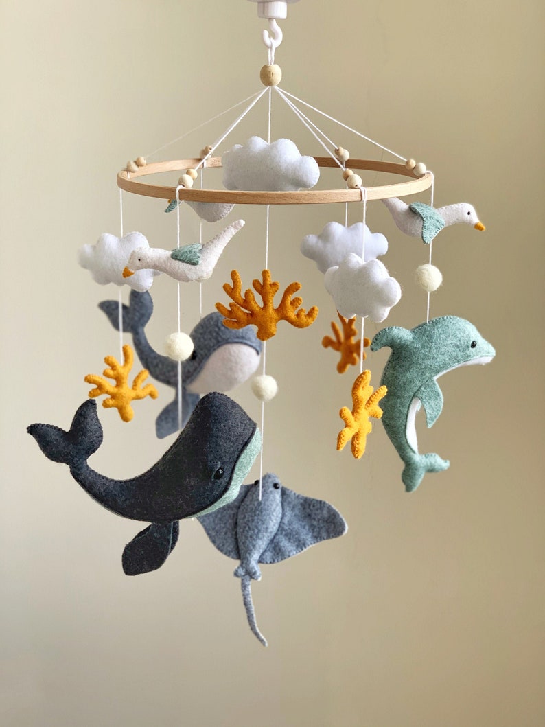 Móvil de bebé ballena, decoración de guardería, móvil de guardería náutica, regalo de baby shower, móvil de cuna colgante, delfín, mar, océano imagen 1