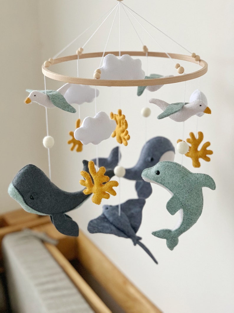 Móvil de bebé ballena, decoración de guardería, móvil de guardería náutica, regalo de baby shower, móvil de cuna colgante, delfín, mar, océano imagen 4