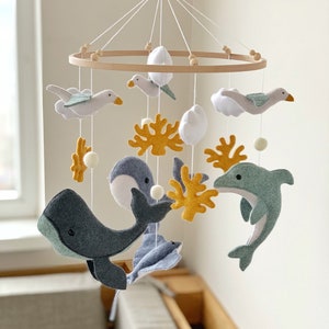 Móvil de bebé ballena, decoración de guardería, móvil de guardería náutica, regalo de baby shower, móvil de cuna colgante, delfín, mar, océano imagen 2