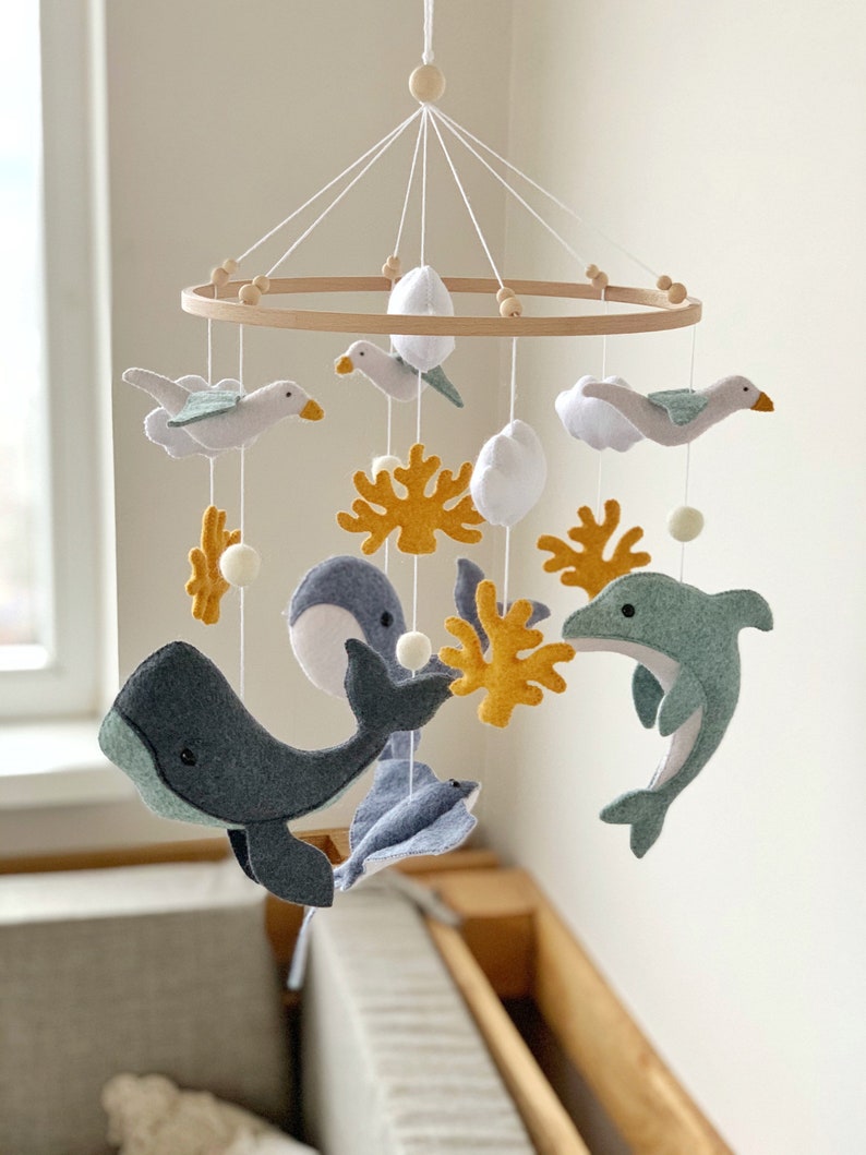 Móvil de bebé ballena, decoración de guardería, móvil de guardería náutica, regalo de baby shower, móvil de cuna colgante, delfín, mar, océano imagen 2