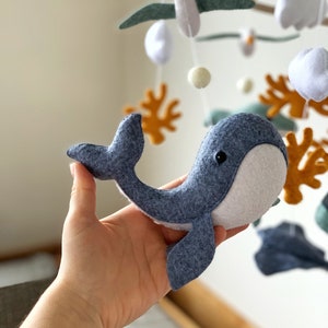 Móvil de bebé ballena, decoración de guardería, móvil de guardería náutica, regalo de baby shower, móvil de cuna colgante, delfín, mar, océano imagen 3