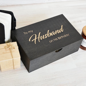 Scatola di buon compleanno per il marito come regalo per lui, scatola dei ricordi in legno per gli uomini, scatola vuota di congratulazioni dalla moglie, scatola regalo personalizzata per l'anniversario
