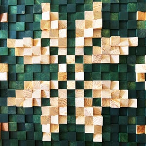 Könnte beinhalten: Ein Wandkunstwerk aus Holzblöcken in einem Schachbrettmuster. Die Blöcke sind in Grüntönen und Naturholz lackiert.