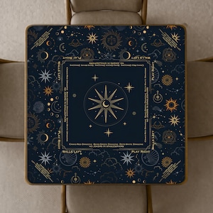 Può includere: Un tappetino da gioco quadrato blu scuro con motivi celesti dorati tra cui soli, lune e stelle. Il centro mostra una grande stella circondata da bordi di testo che recitano "Charleston", "Walls Left", "Play Right" e "No Jokers in Single Pairs".