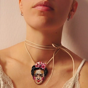 2 と 1 ブローチ フリーダ カーロとコードに肖像画が刺繍されたネックレス ベージュ スエード ペンダント ネックレス、ビーズ チョーカー