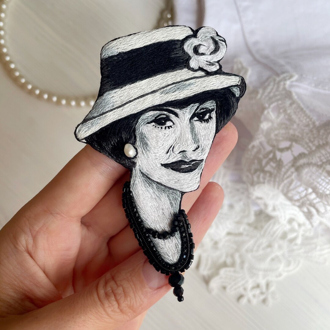 Broche Style Créateur Avec Breloques - Neuf Avec étiquettes, Bijou Fantaisie élégant