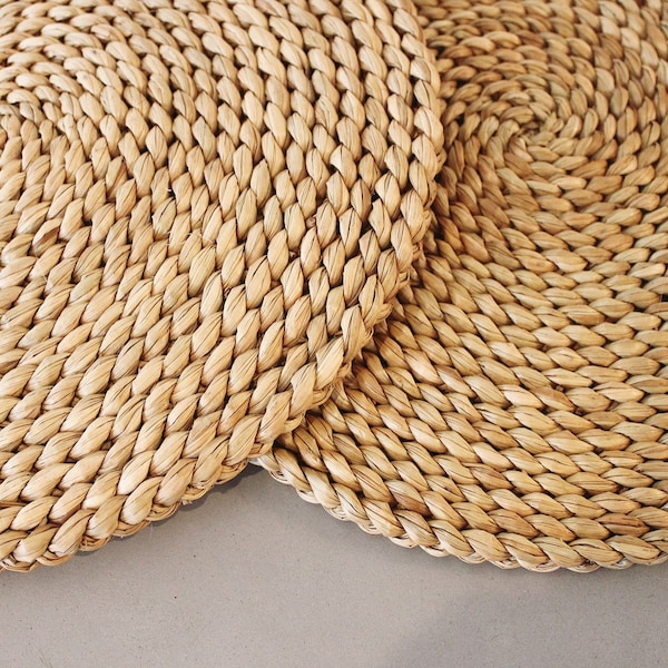 Set of woven round placemats, boho placemats, natural placemats, wipeable placemats, outdoor placemats