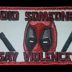 Puede incluir: Parche bordado rojo y negro con una imagen de dibujos animados de Deadpool y el texto "Did someone say violence?"
