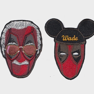 Puede incluir: Dos parches bordados con Deadpool. Un parche muestra a Deadpool con barba blanca y gafas de sol. El otro parche muestra a Deadpool con un sombrero de Mickey Mouse con el nombre "Wade" bordado.