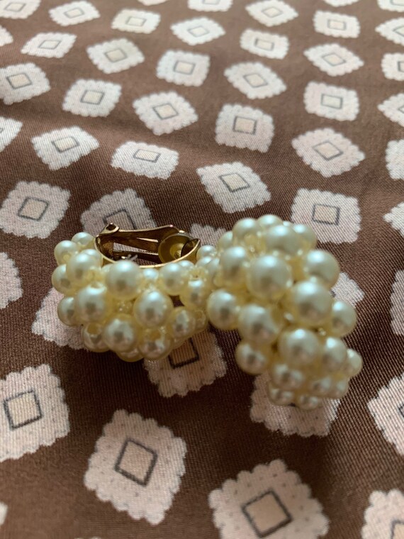 Vintage 60s Pearl Earrings, Clip-on Earrings, Pear