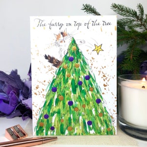 Carte de Noël avec un chat au sommet du sapin, imprimée de détails en poudre de mica finis à la main