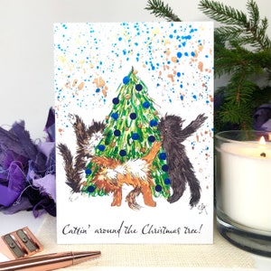Cattin' around the Christmas Tree, carte de Noël avec un chat, imprimée avec des détails en poudre de mica finis à la main