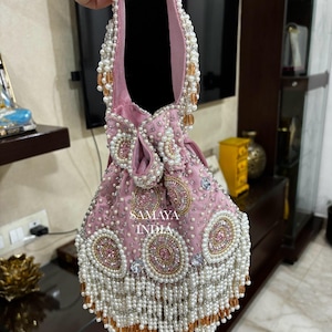 Sac Potli rose clair avec perles blanches et broderie argentée | Sac bébé pinl potli brodé à la main | Pochette pour nag potli avec broderie à la main