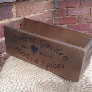 Eine wirklich wunderschöne Vintage-Stil COVENT GARDEN Kräuter & Gewürze Aufbewahrungsbox aus Holz. Fab in der Küche oder ein perfektes Geschenk. Muttertagsgeschenk.