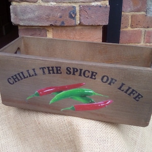 Ożyw rzeczy dzięki temu wspaniałemu rustykalnemu drewnianemu pudełku do przechowywania CHILLI! Ten piękny design świetnie wygląda w Twojej kuchni i jest wspaniałym prezentem!