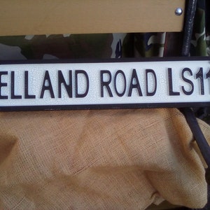 ELLAND ROAD LS11 レトロスタイルの木製サッカー ストリート サイン。リーズ ユナイテッド ファンへのプレゼントに最適です。サイズ 52 x 11 CM。ホーム デコレーション。