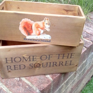 Wooden Brownsea Island storage crate featuring the famous Red Squirrel! A lovely gift item which you can fill with goodies! Medium or Large.
