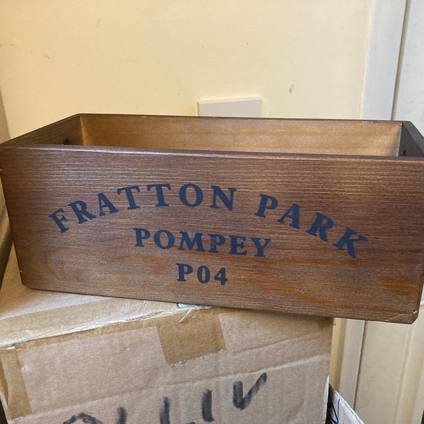 Boîte de rangement/caisse de football en bois FRATTON PARK, finition chêne moyen. Beau cadeau pour les fans de Portsmouth !